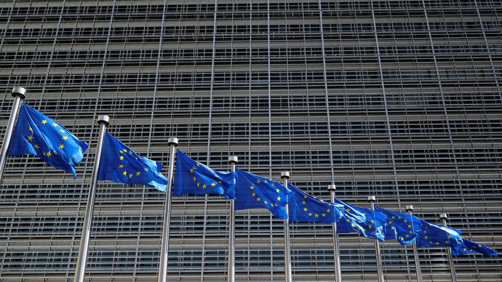 Foto: Banderas europeas frente a la sede del Ejecutivo comunitario en Bruselas. (Reuters)