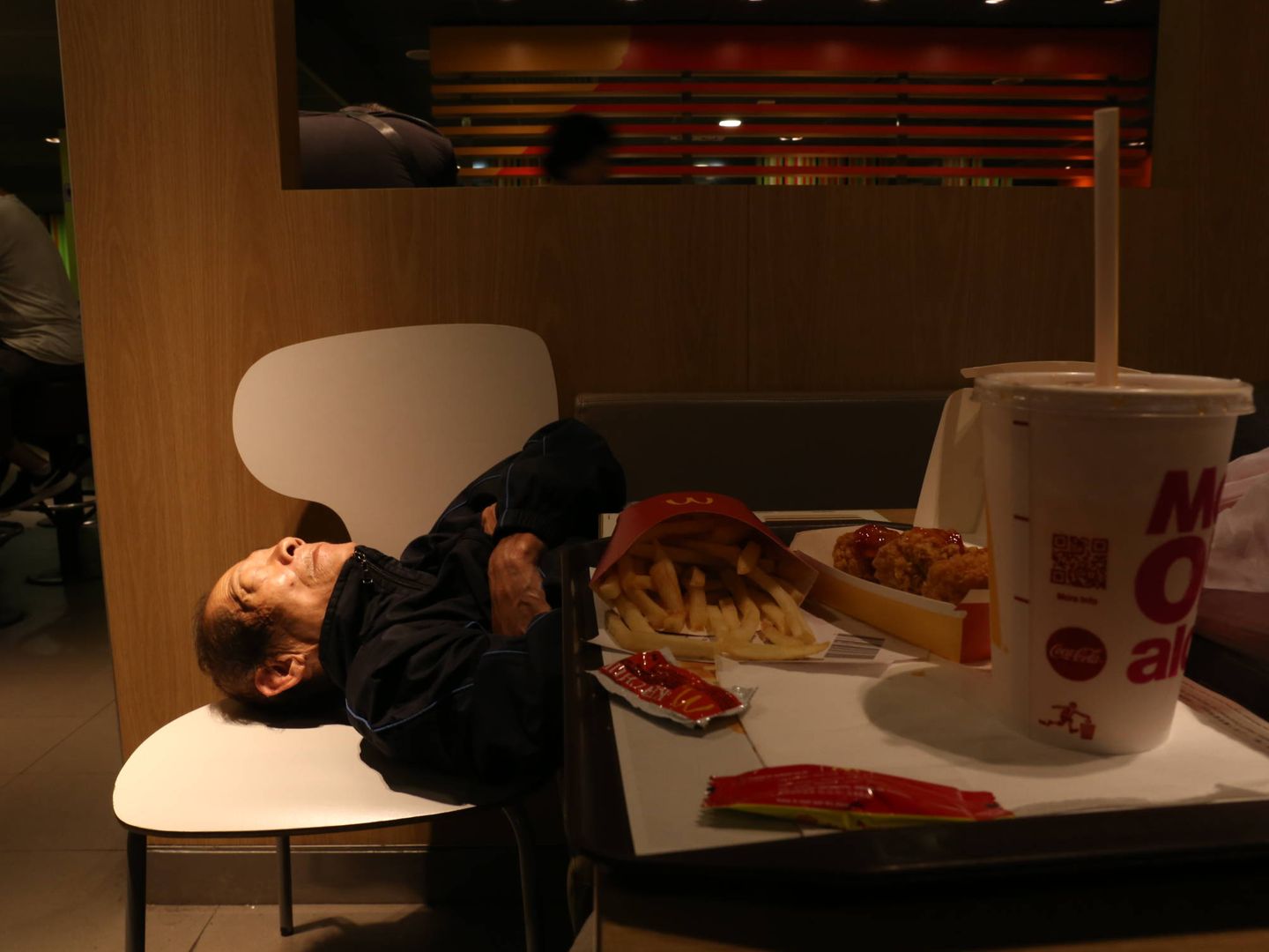 El amigo del señor Chung duerme en un McDonald's de Hong Kong. (I. Arana)