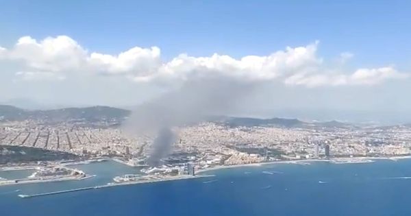 Foto: Incendio en el puerto de Barcelona. (RTVE)
