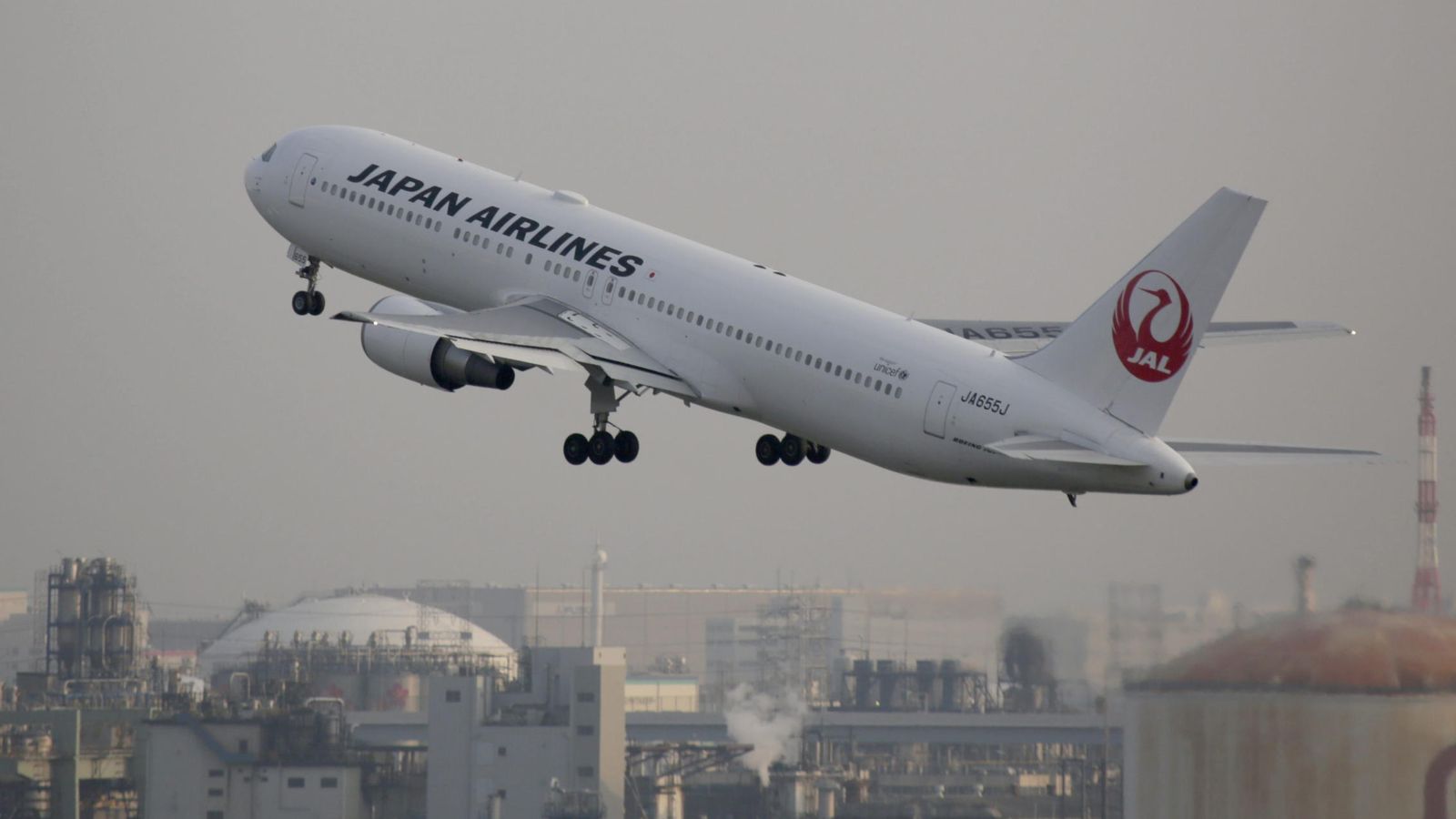 Foto: Un avión de Japan Airlines despega desde el Aeropuerto de Haneda en Tokio. (EFE)