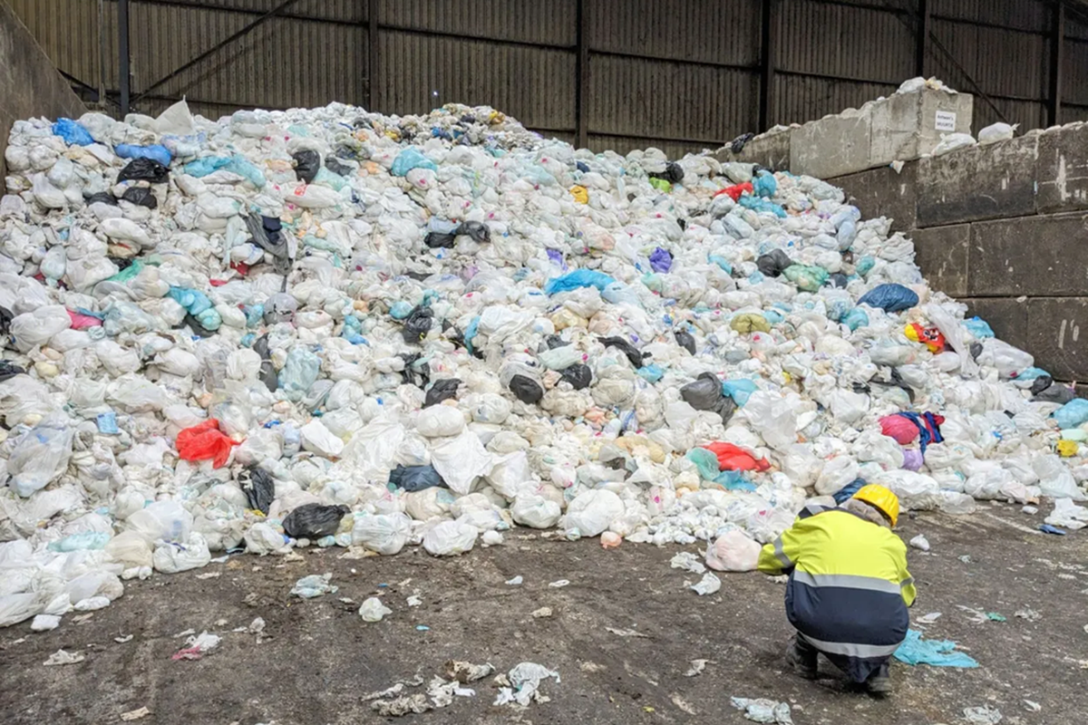 Envelhecimento populacional aumenta a demanda por fraldas descartáveis e gera impacto ambiental crítico no mundo