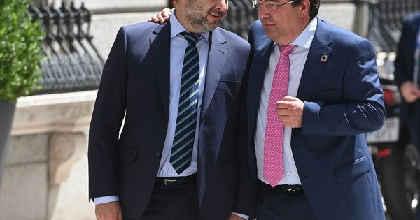 Foto: José Luis Ábalos, con el presidente de Extremadura, Guillermo Fernández Vara, el pasado 22 de julio, en la primera jornada del debate de investidura. (EFE)