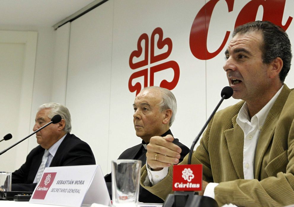Foto: El presidente y el secretario general de Cáritas Española, Rafael del Río (i) y Sebastián Mora (d). (EFE)