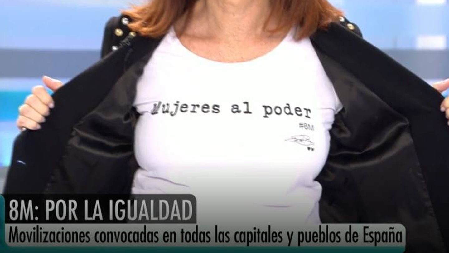 Ana Rosa Quintana muestra el lema de su camiseta. (Telecinco)
