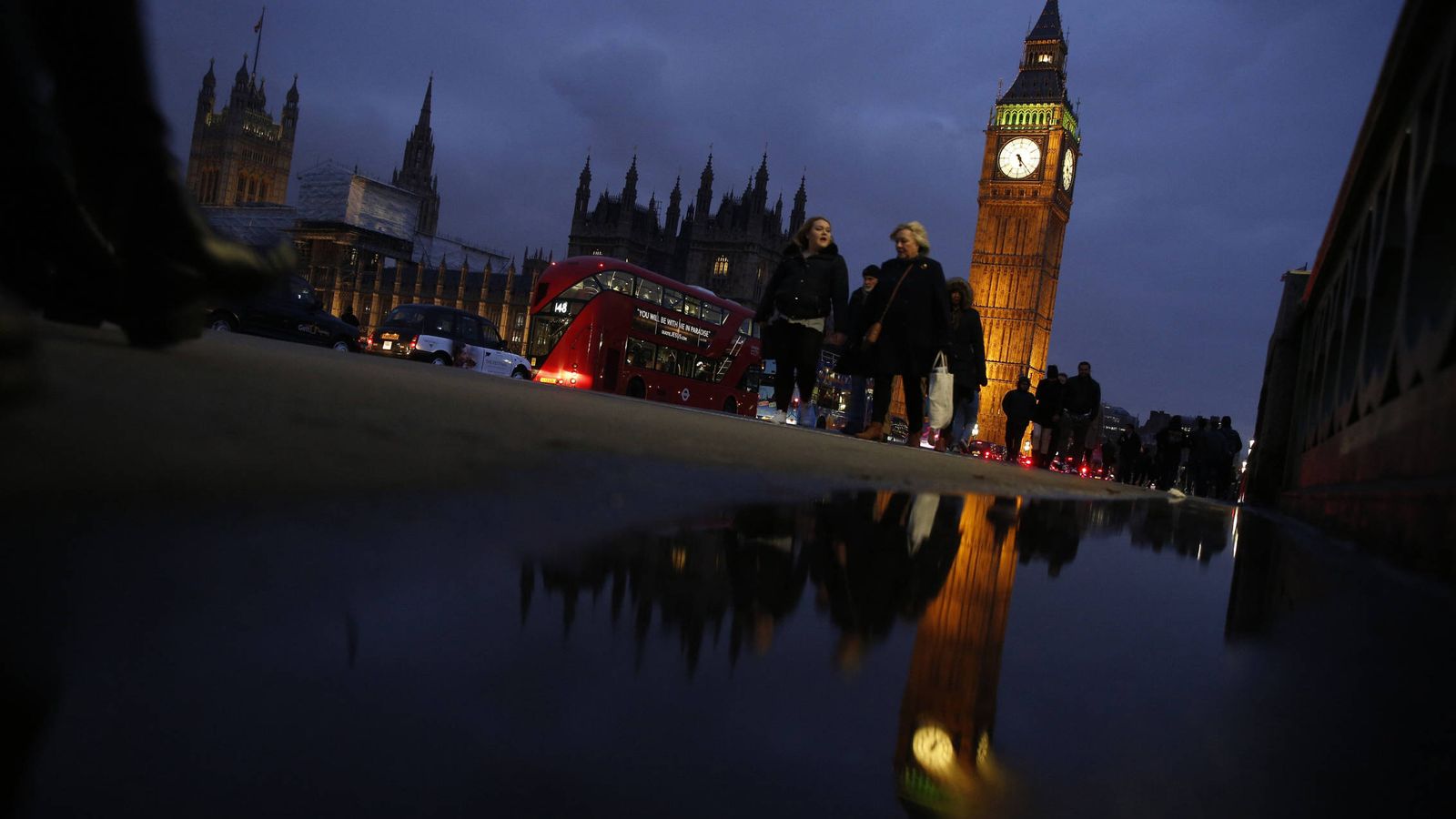 Foto: Británicos pasan ante el Parlamento, en Londres, el 8 de febrero de 2017. (Reuters)