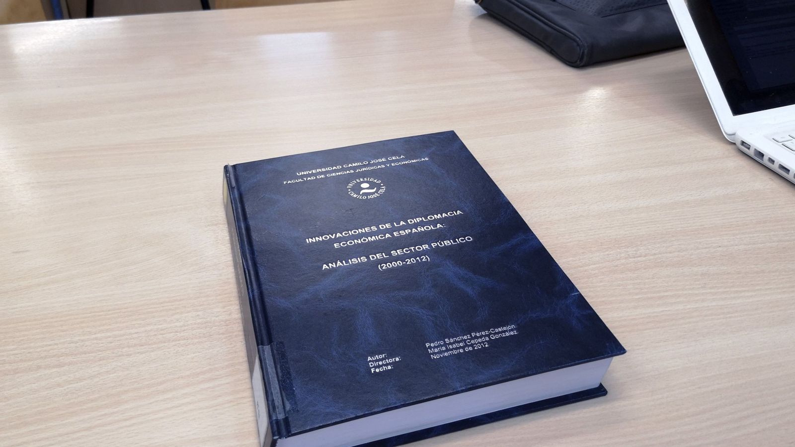 Foto: Portada de la tesis doctoral del presidente del Gobierno, Pedro Sánchez, en formato papel. (EFE)