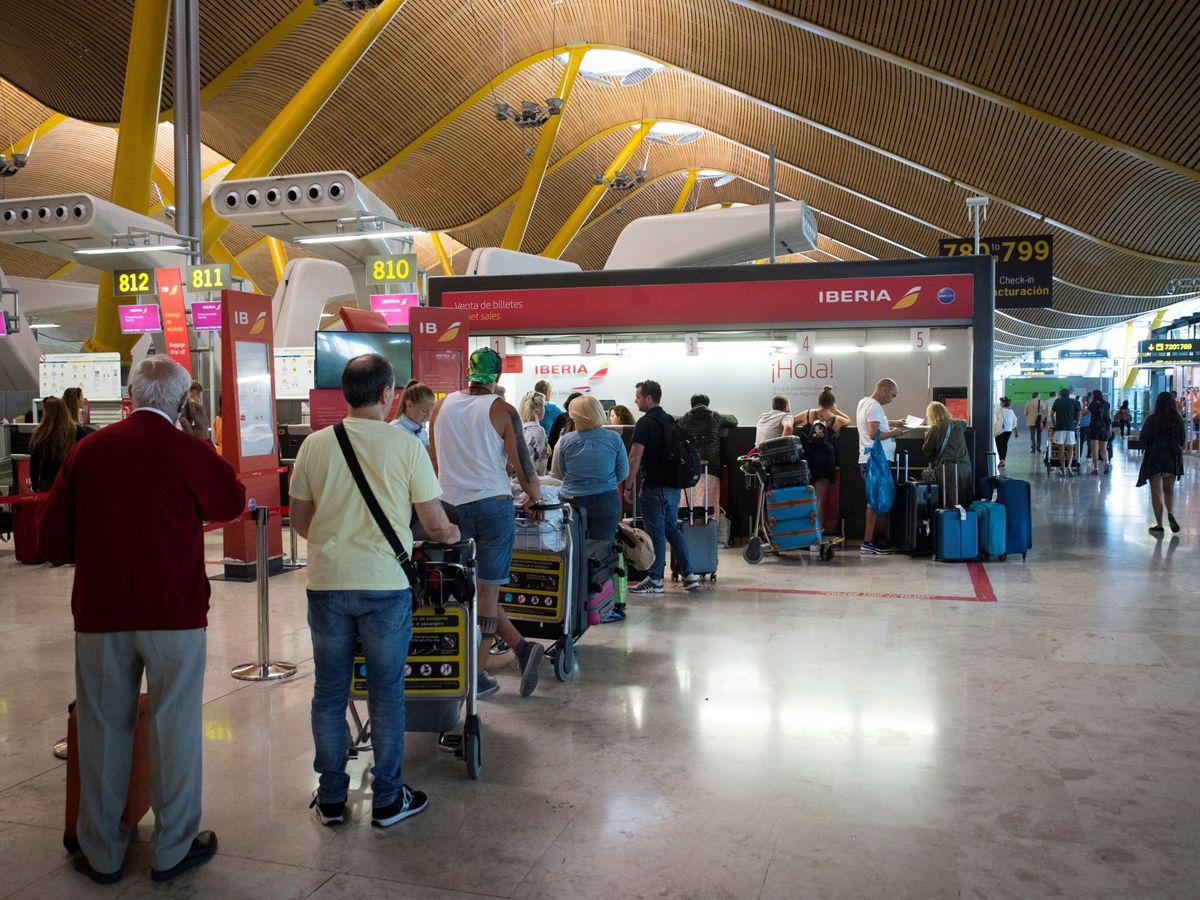 Foto: Así puedes reclamar el dinero o cambiar tu aerolínea si te ha cancelado el vuelo Iberia. (EFE / Luca Piergiovanni)