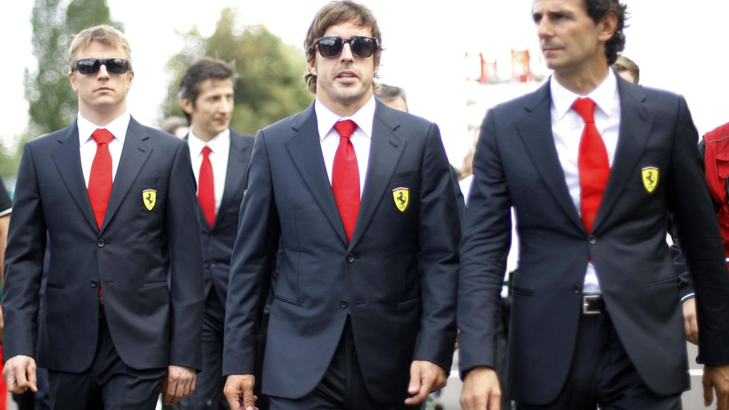 Pedro y Fernando (y Kimi) con el traje de Ferrari. (EFE)