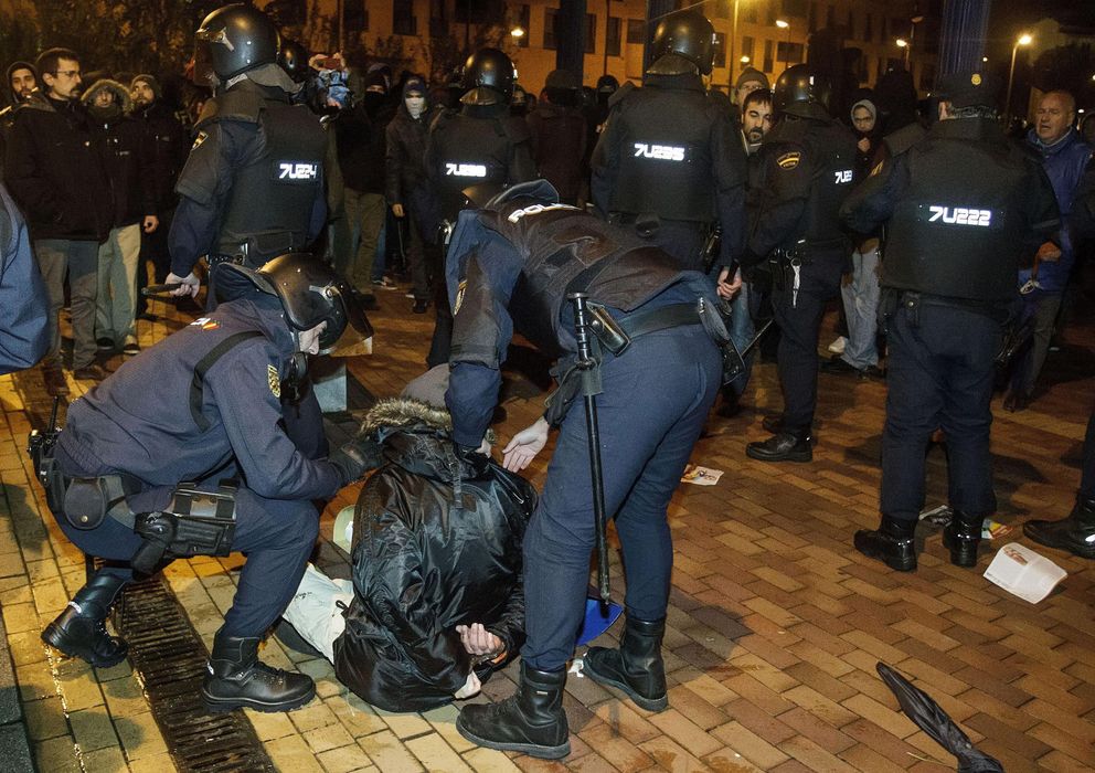 Foto: Imagen de los incidentes de hoy en Burgos. (Efe)