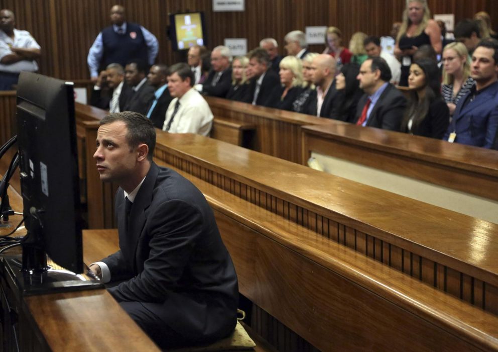 Foto: Oscar Pistorius durante su juicio que ha empezado este lunes (Reuters).