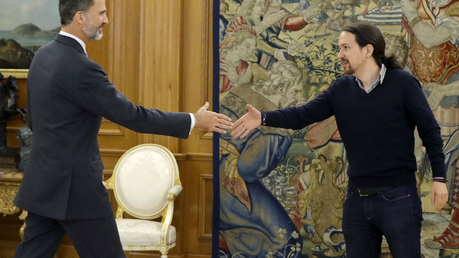Foto: El Rey recibe al líder de Podemos, Pablo Iglesias, durante la ronda de contactos con los partidos tras las elecciones generales. (EFE)