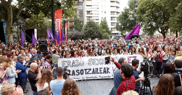 Foto: Concentración contra las agresiones sexuales de la Semana Grande donostiarra. (EFE)