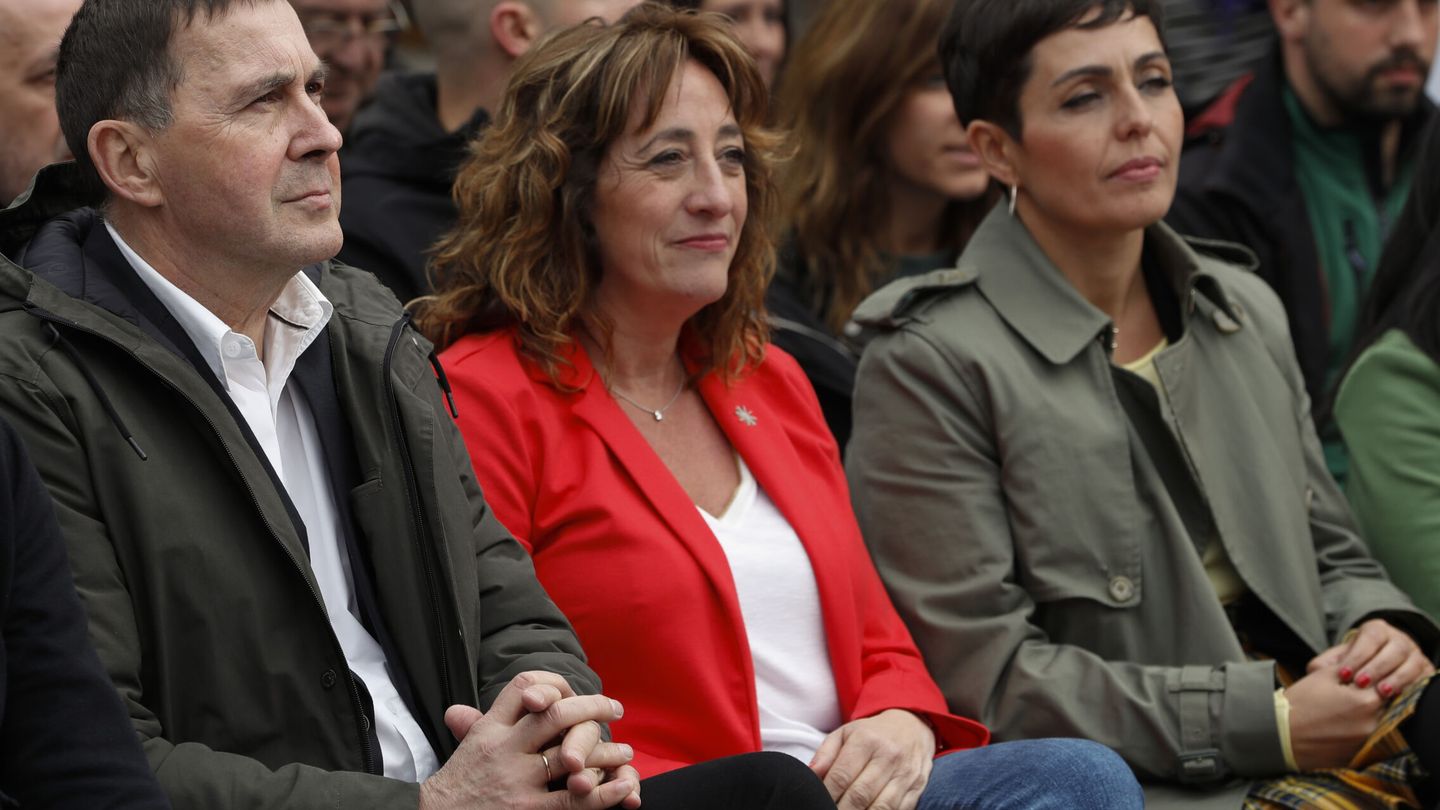 Otegi, la candidata de EH Bildu a la Diputación de Álava, Eva López de Arroyabe, y la candidata a alcaldesa de Vitoria, Rocío Vitero. (EFE/David Aguilar)