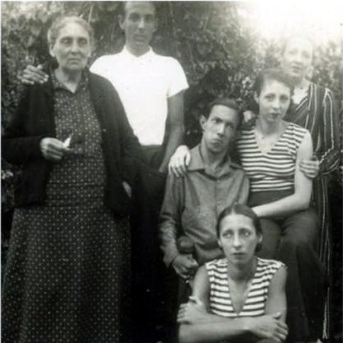 Ferran Sunyer, en el centro, junto a su madre y sus primos