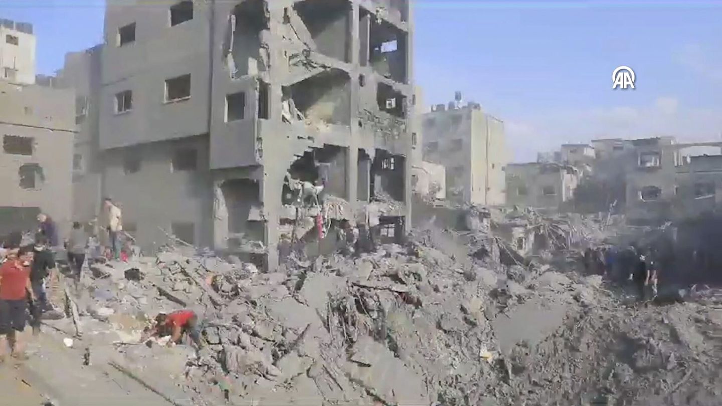 Fotograma de captura de imagen de televisión del bombardeo de Israel contra el campo de refugiados de Yabalia. (EFE / Anadolu TV)
