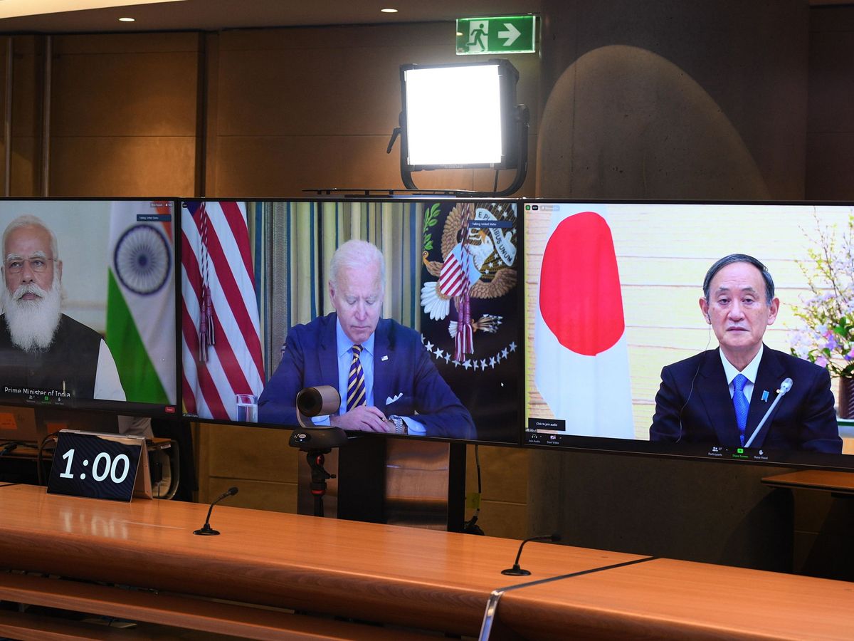 Foto: Joe Biden y Yosihide Suga, en un encuentro telemático. (EFE)