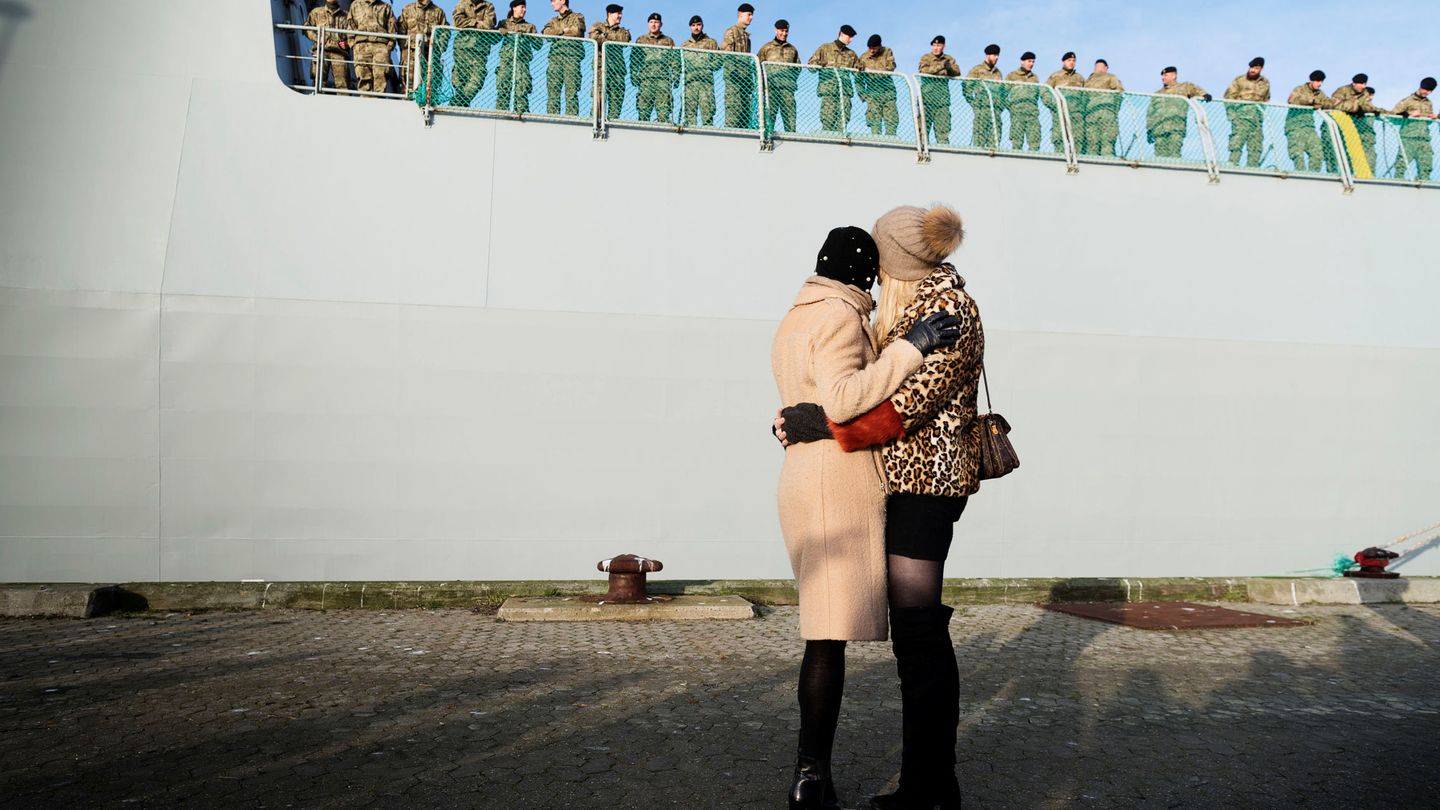 Familiares de soldados daneses les despiden antes de la partida del barco de guerra Esbern Snare hacia una misión en Estonia, el 9 de enero de 2018. (Reuters)