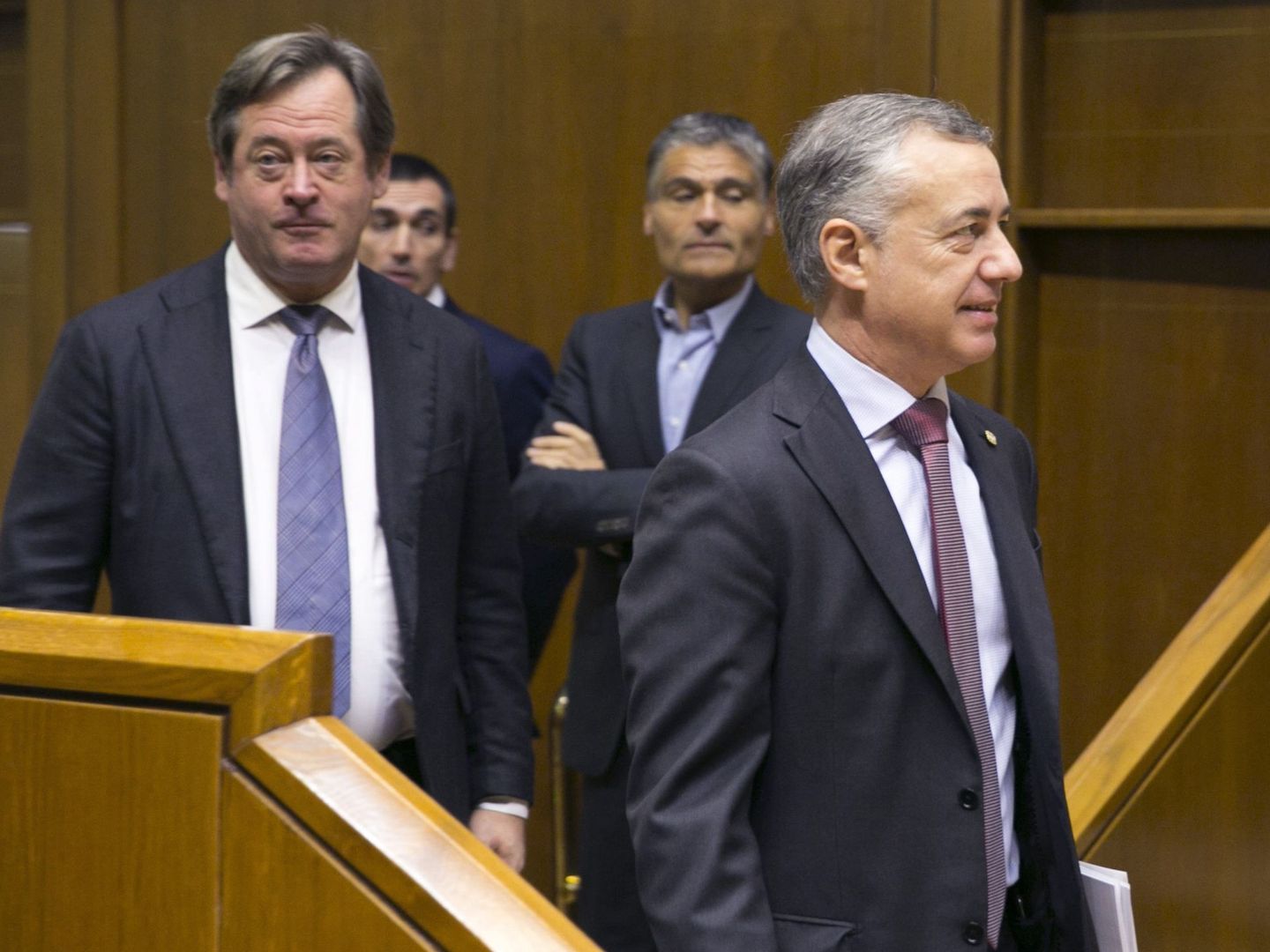 Bingen Zupiria (izquierda) e Iñigo Urkullu, en el Parlamento Vasco. (EFE)