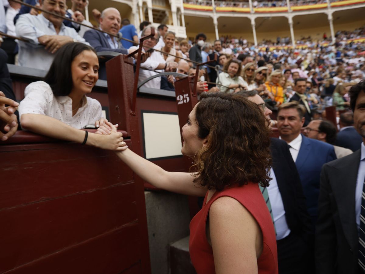 Foto: Isabel Díaz Ayuso y Victoria Federica se saludan en la jornada del 19 de mayo en Las Ventas. (EFE/Martín)