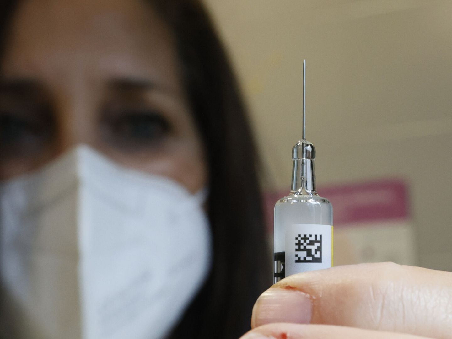 Una enfermera prepara la vacuna contra el papiloma humano. (EFE/Lavandeira jr)