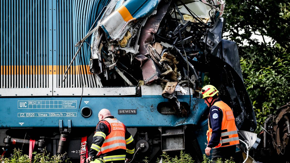 Al menos tres muertos y decenas de heridos en un choque de trenes en Chequia