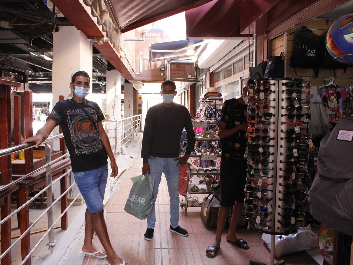 Jóvenes de origen marroquí hacen unas compras en Puerto Rico, Gran Canaria. (A. A.)