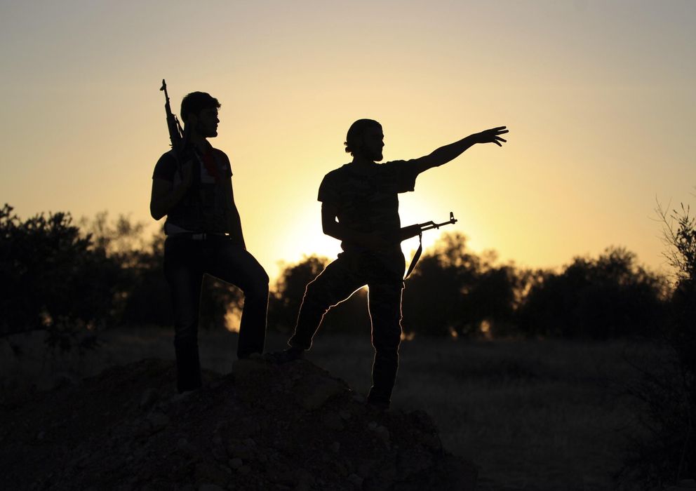 Foto: Dos combatientes del Ejército Libre Sirio (ELS) observan el frente de Wadi Al-Daif, en la provincia siria de Idlib. (Reuters)