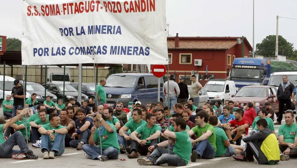 Los mineros cortan una carretera en llanes y otra en riosa, en asturias