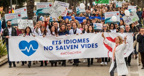 Foto: Manifestación organizada en febrero por Mos Movem en Palma para protestar contra el proyecto de exigir catalán en la sanidad pública. (EFE)