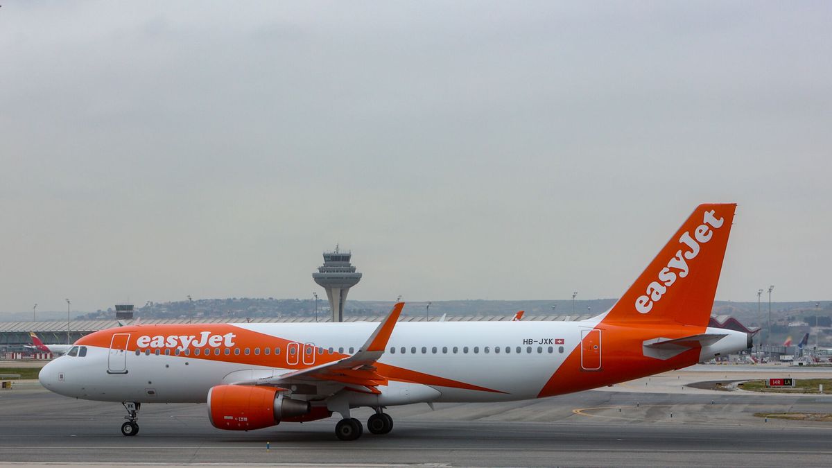 Detenido por intentar abrir la puerta de un avión en un vuelo Londres-Alicante y pegar a dos tripulantes