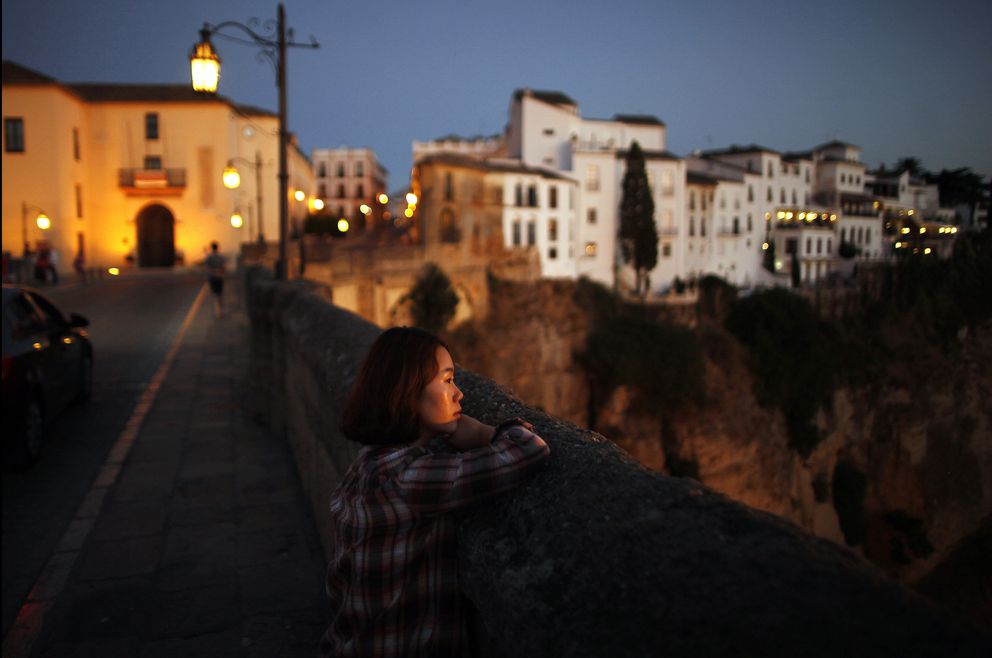 Una turista observa el paisaje desde el 'Puente Nuevo' de Ronda, cerca de Málaga (Reuters). 