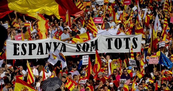 Foto: Miles de personas se manifiestan en Barcelona en defensa de la unidad de España. (EFE)