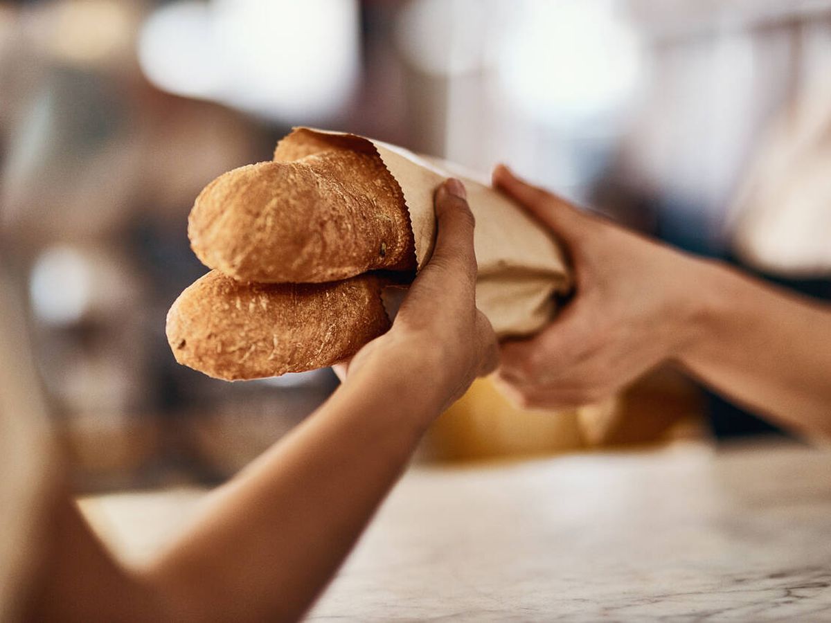 Foto: El error que se comete al comprar el pan y que hace que se ponga duro antes de tiempo (iStock)