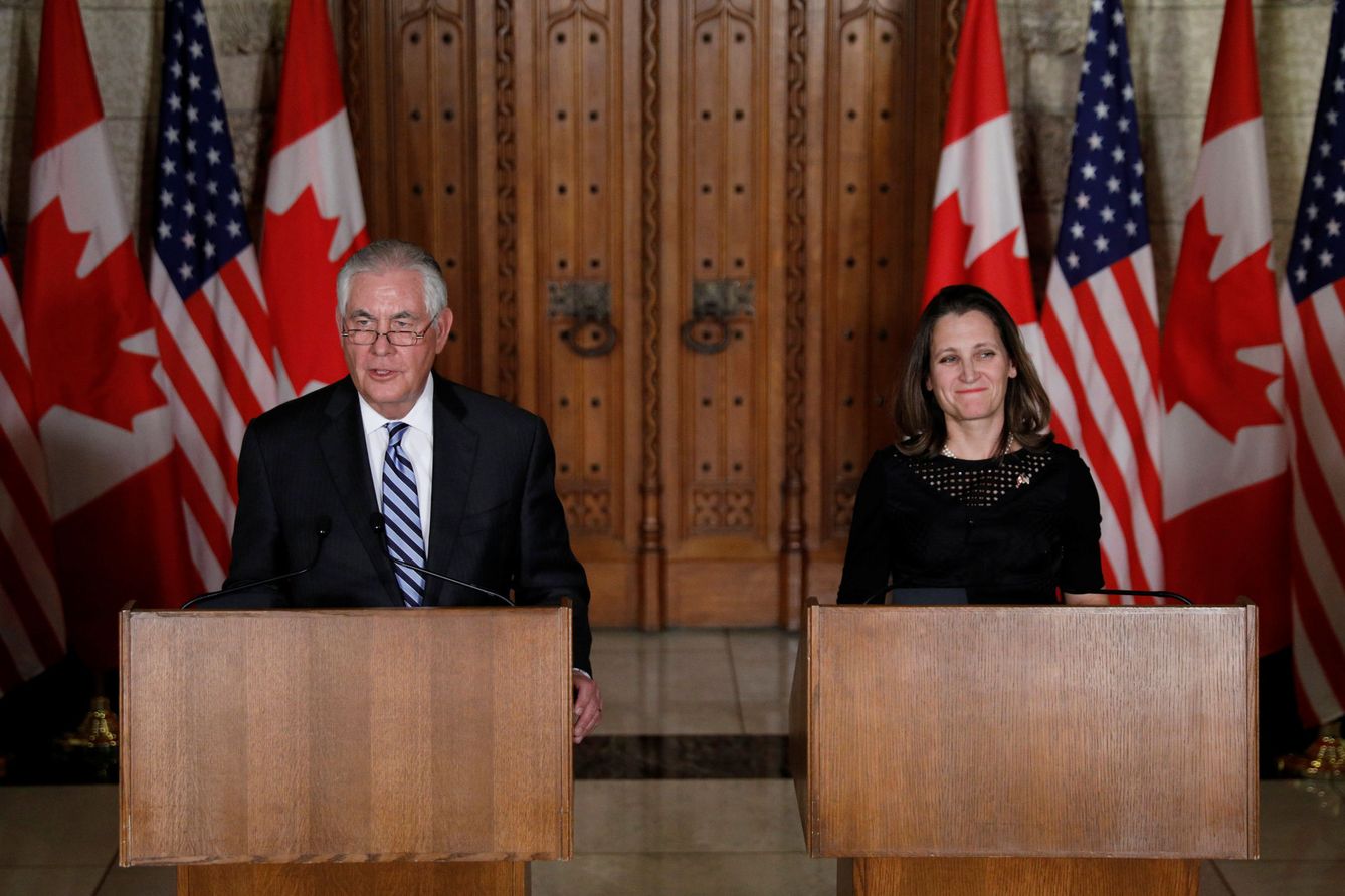 La ministra de Exteriores de Canadá Chrystia Freeland y el Secretario de Estado de EEUU Rex Tillerson durante una rueda de prensa conjunta en Ottawa, el 19 de diciembre de 2017. (Reuters)