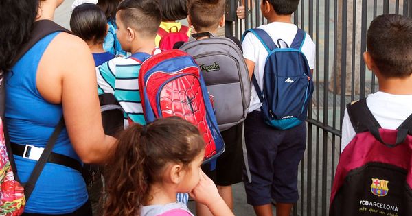 Foto: Niños a la puerta del colegio. (EFE)