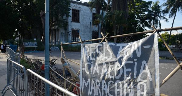 Foto: Pancarta de resistencia colocada cerca del estadio Maracaná por la tribu tupinambá (Tomaz Silva/Agência Brasil)