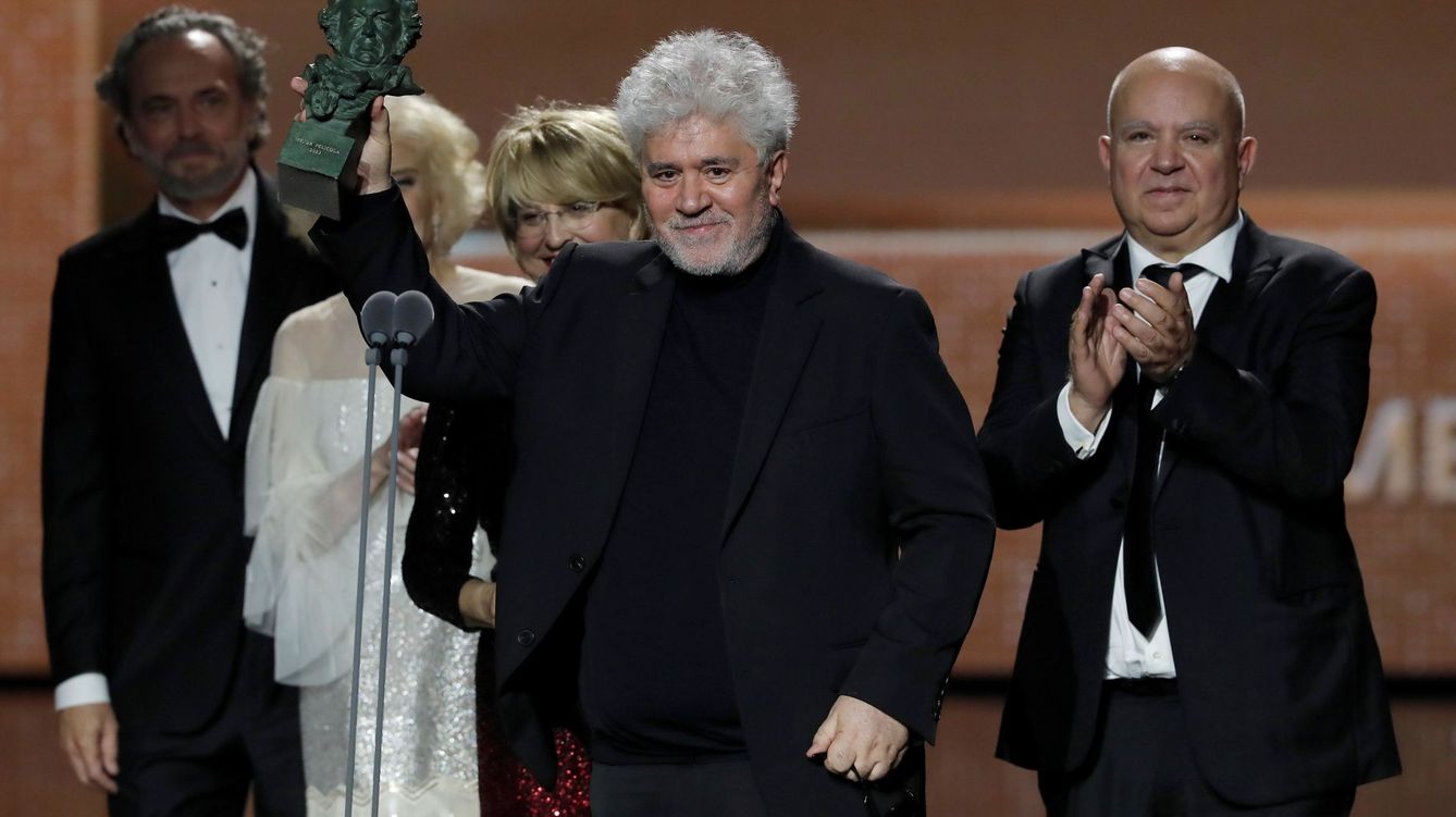 Foto: Pedro Almodóvar. Agustín Almodóvar y Esther García recogen el premio a la mejor película