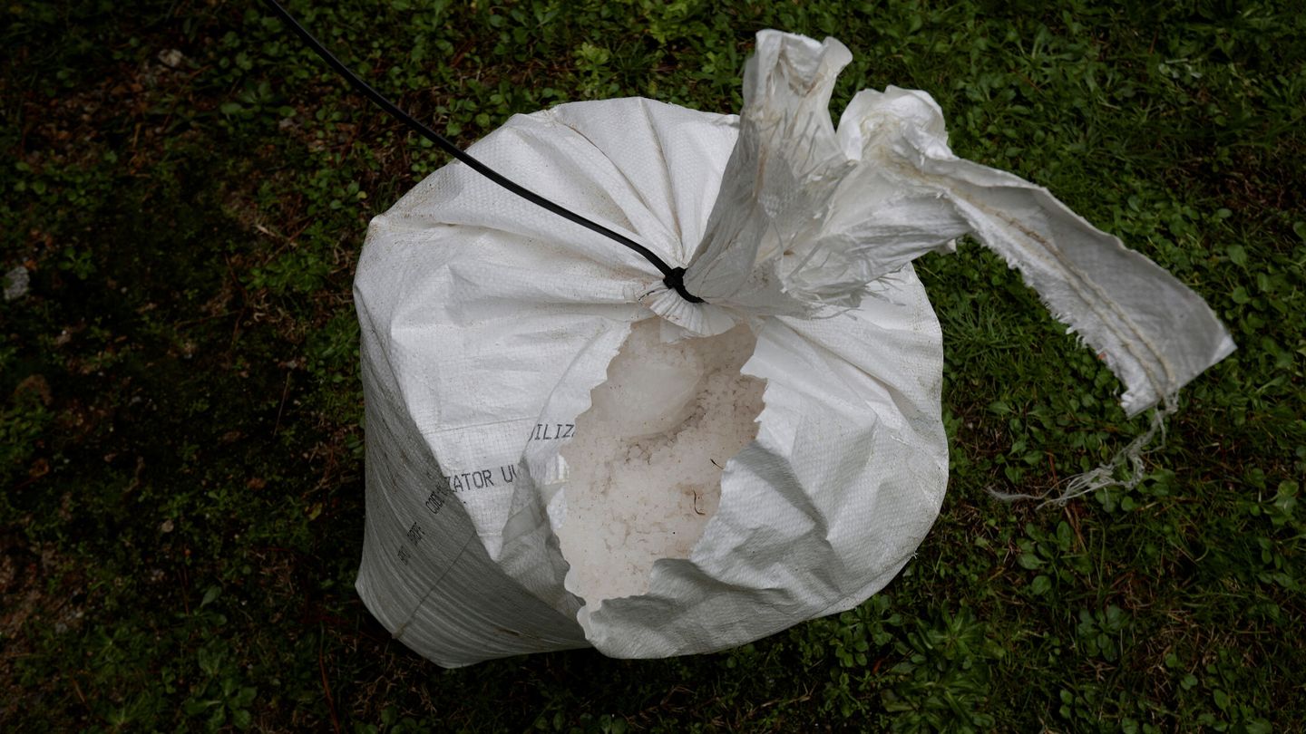 Uno de los 'pellets' encontrados en Ribeira. (Reuters/Miguel Vidal)