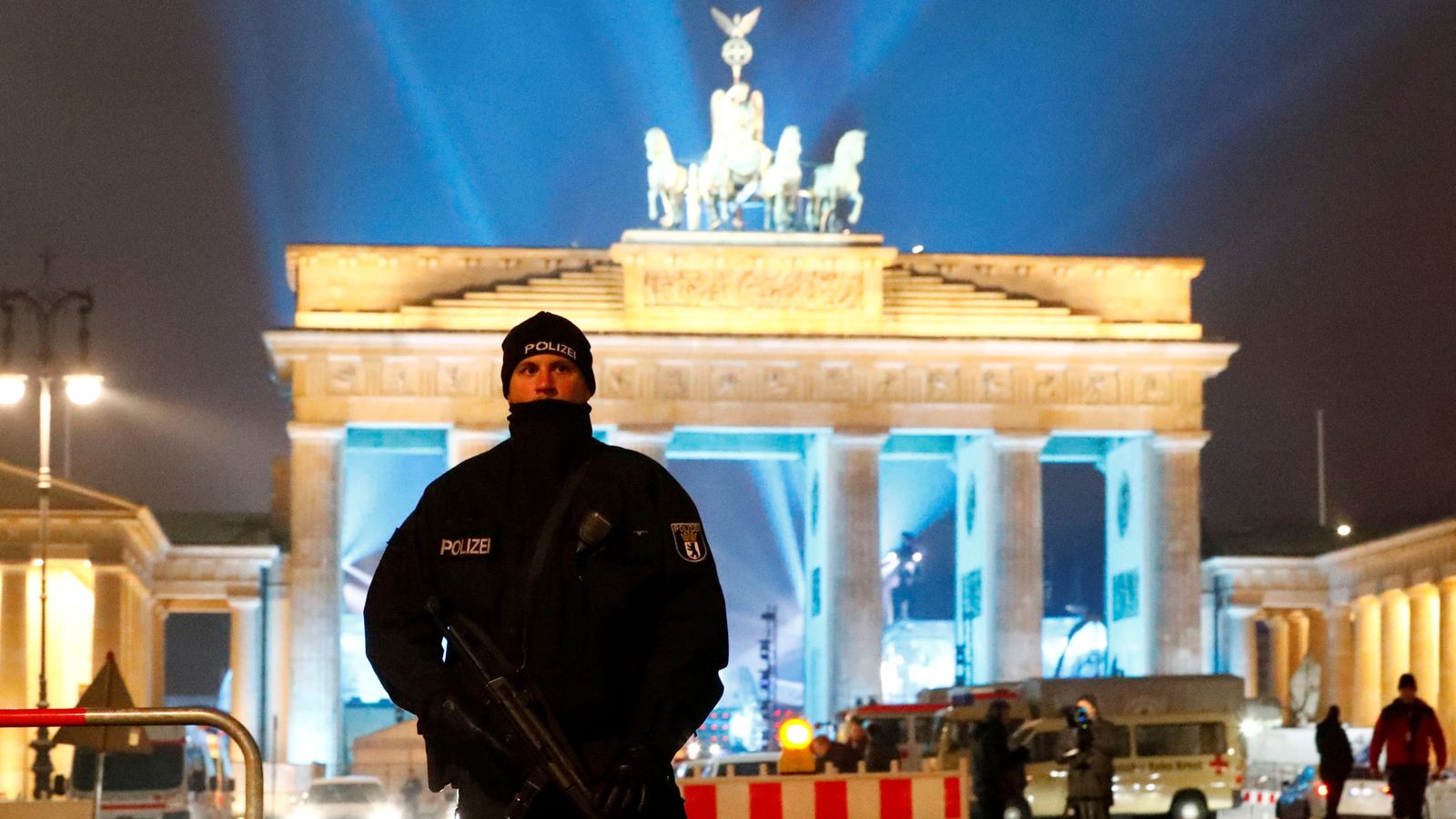 Foto: A german police man guards the venue at the brandenburg gate during the upcoming new year's eve celebrations in berlin