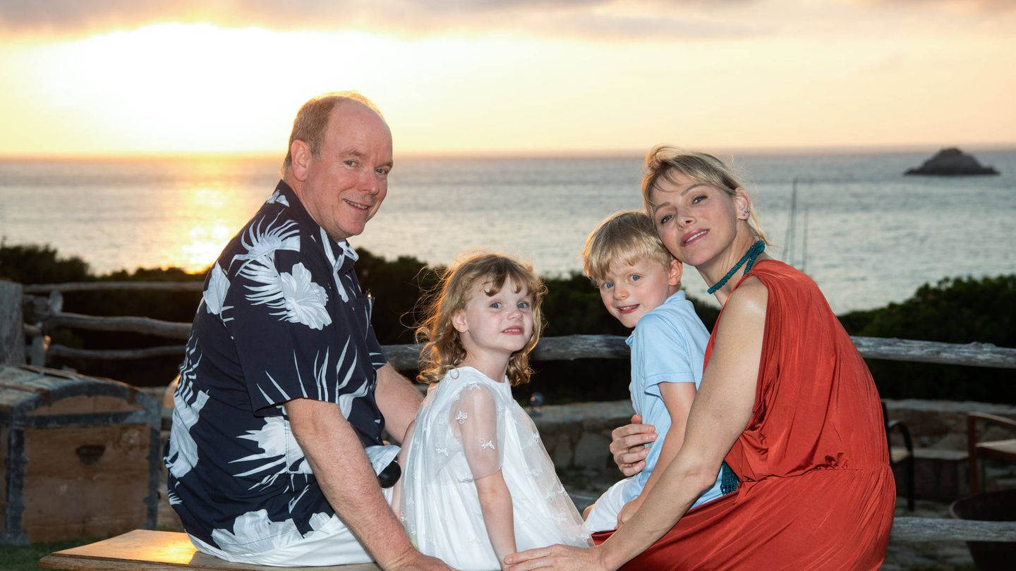 Alberto y Charlène de Mónaco, de vacaciones con sus hijos. (Eric Mathon / Palais Princier)