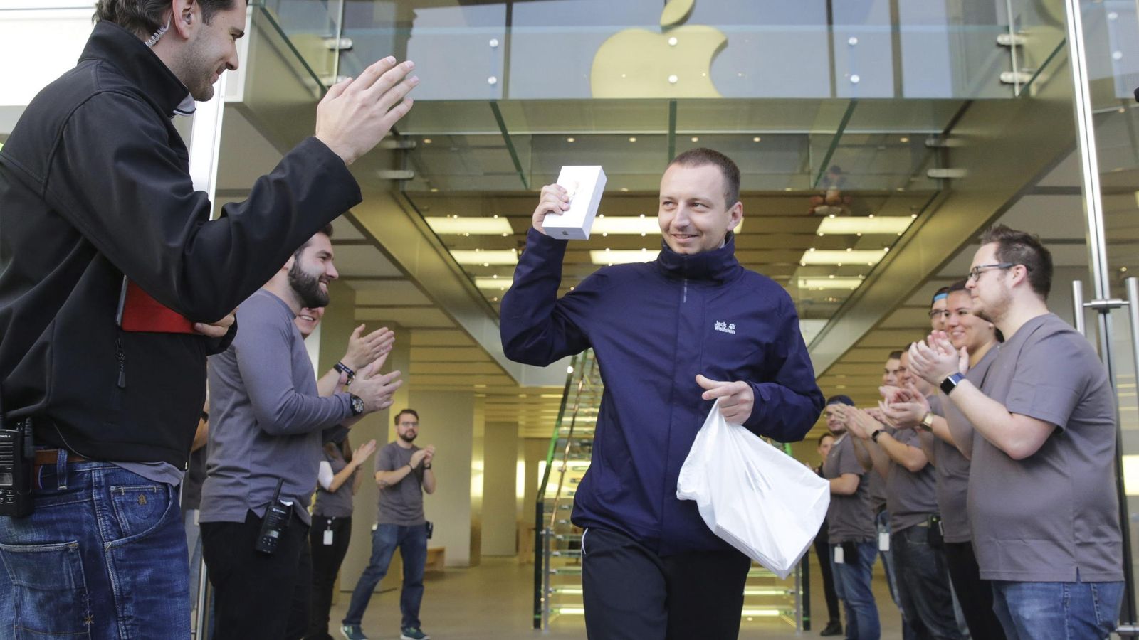 Foto: Primer comprador de iPhone 6S en Hamburgo. (EFE)