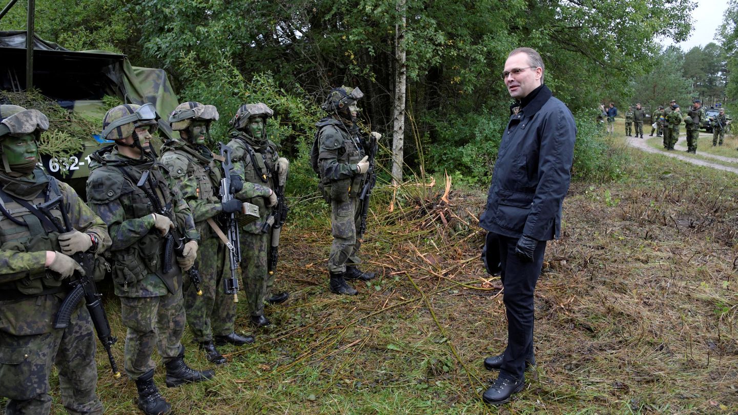 El ministro de defensa de Finlandia, Jussi Niinisto, visita a las tropas finlandesas durante unas maniobras conjuntas con Suecia, en la isla sueca de Gotland, el 19 de septiembre de 2017. (Reuters)