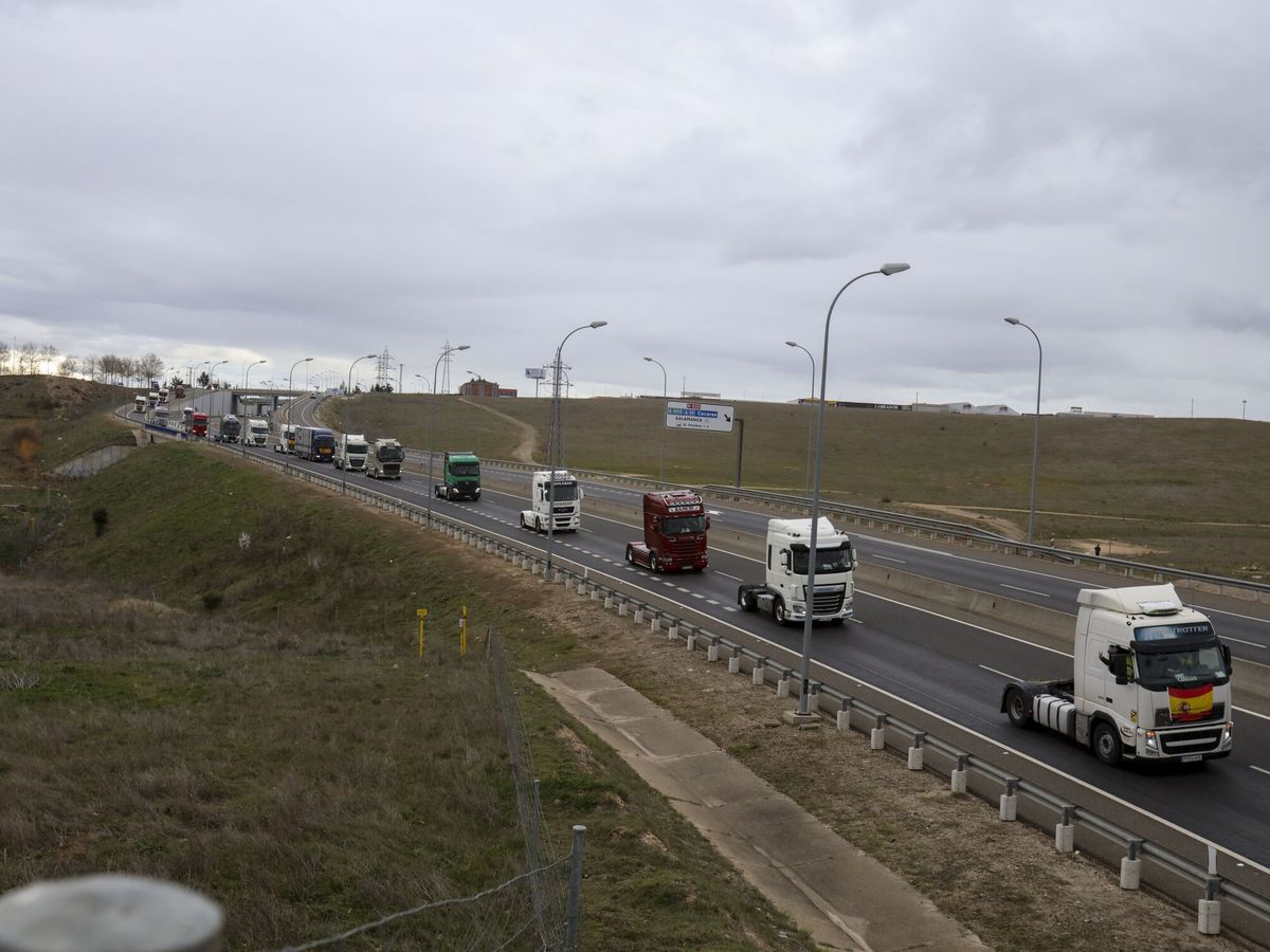 Foto: Una caravana de camiones a modo de protesta. (EFE/JM García)