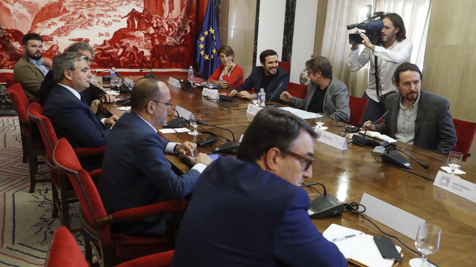 Foto: El secretario general de Podemos, Pablo Iglesias (d), durante la reunión de una mesa de partidos con representantes de los grupos en el Congreso de PDeCAT, ERC, PNV y Compromís. (EFE)