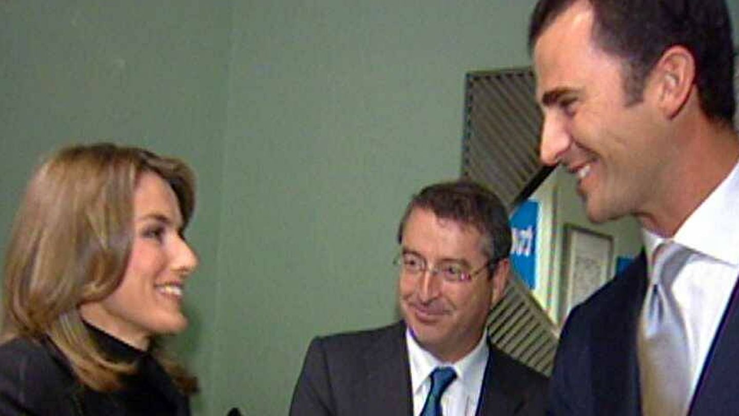 Letizia Ortiz y el entonces príncipe Felipe, en 2003. (Captura TVE)