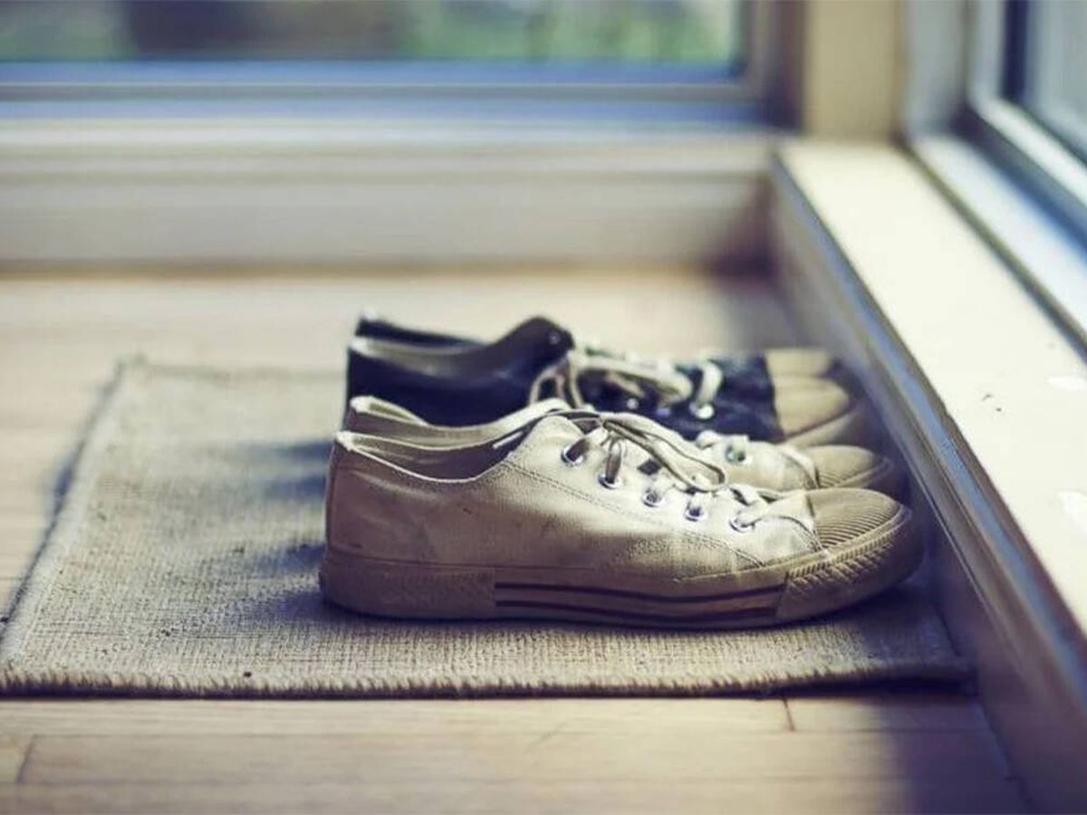 Foto: Al llegar a casa... ¡quítate los zapatos! (iStock)