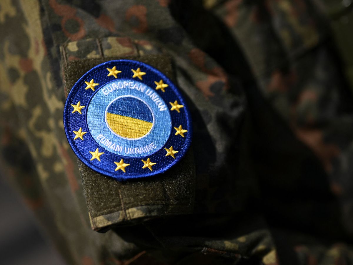 Foto: Una insignia de la misión "Misión de Asistencia Militar de la Unión Europea en Ucrania" (EUMAM) se adjunta al uniforme del ejército. (Reuters / Annegret Hilse)