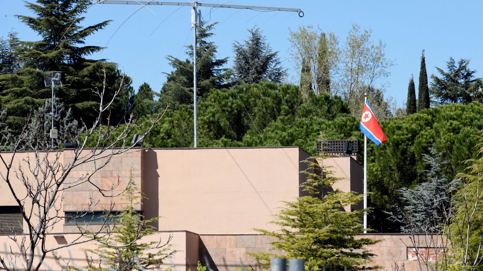 Foto: Vista del exterior de la Embajada de Corea del Norte, este miércoles, en Madrid. (EFE)