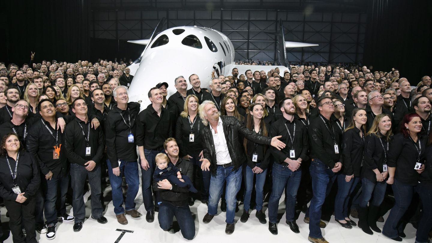 Richard Branson, en el centro con camisa blanca, junto al equipo de Virgin Galactic. (Reuters)