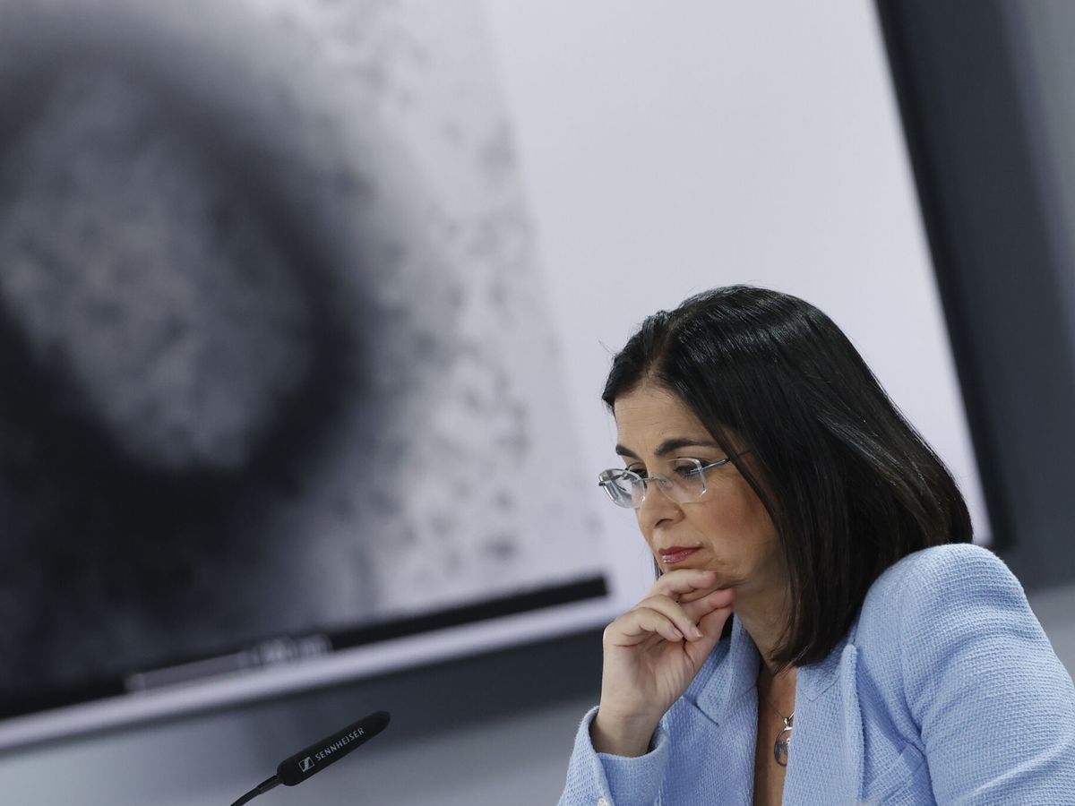 Foto: La ministra de Sanidad, Carolina Darias, en la pantalla se muestra una imagen de la viruela del mono, en Madrid. (EFE/Mariscal)